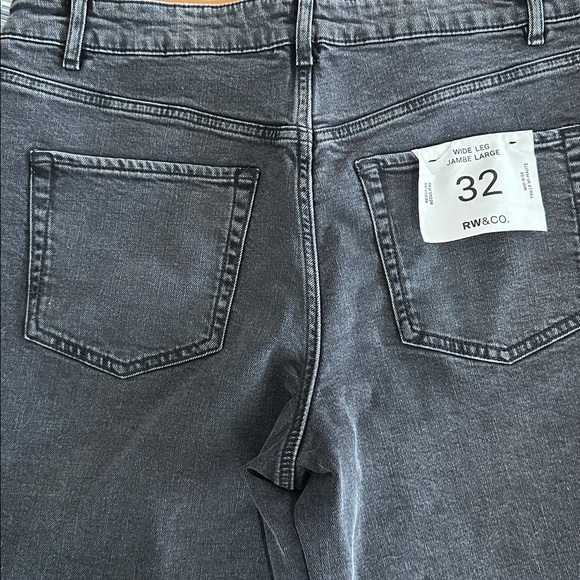 NWT RW&Co Grey Wide Leg Jeans with jewels - Picture 5 of 5